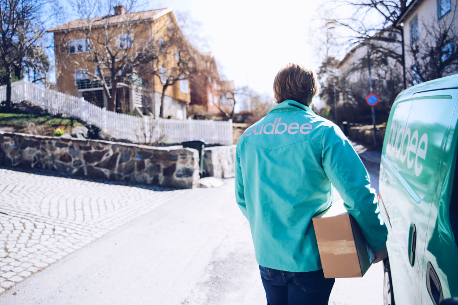 Budbee employee delivering a package.